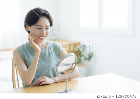 スキンケアをする寝室の女性 128770475