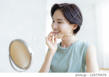 スキンケアをする寝室の女性 128770479