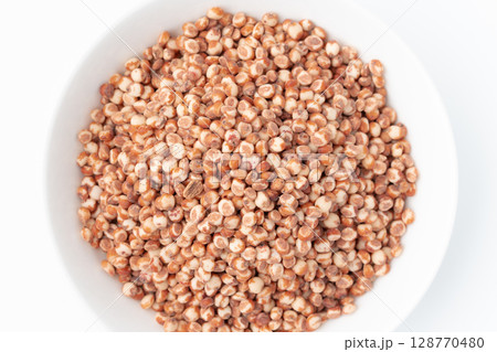 お皿に入ったたかきび（ソルガム）のクローズアップ 128770480