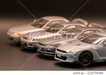 並んだスポーツカー（歴代GTRのミニカー） 128770496