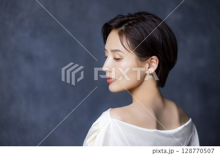 ショートヘアの女性 128770507
