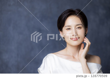 ショートヘアの女性 128770509