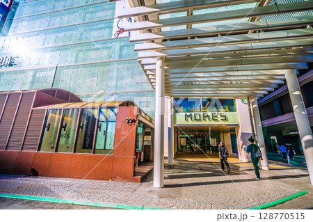 日本の横浜都市景観　横浜駅・JR横浜タワー前の横浜モアーズなどを望む＝21日 128770515