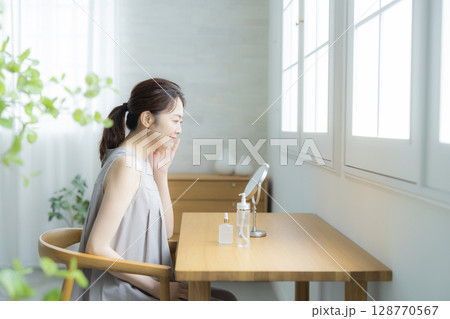 お肌が気になるミドル女性 128770567