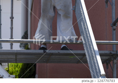 足場を組み立てる職人 足場を組み立てる職人 128770783