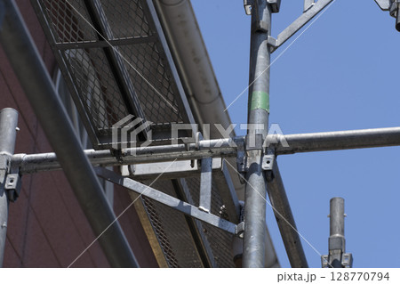 足場を組み立てる職人 128770794