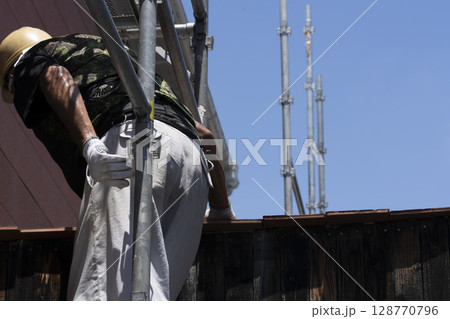 足場を組み立てる職人 128770796