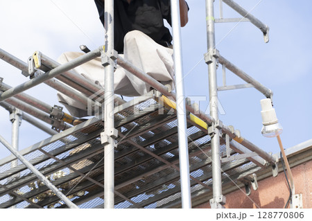 足場を組み立てる職人 128770806