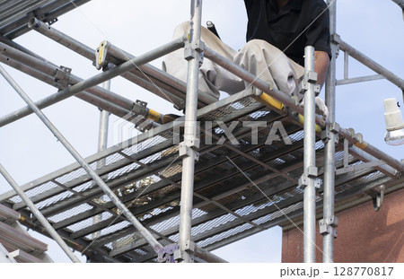 足場を組み立てる職人 128770817