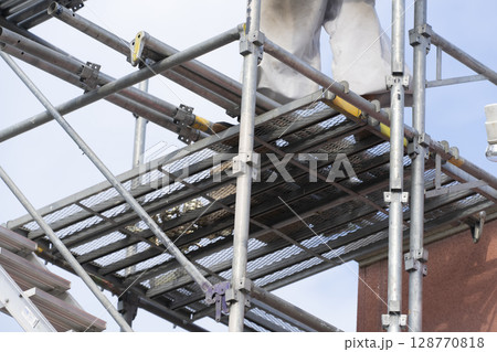 足場を組み立てる職人 128770818