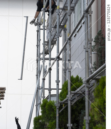 足場を組み立てる職人 足場を組み立てる職人 128770824