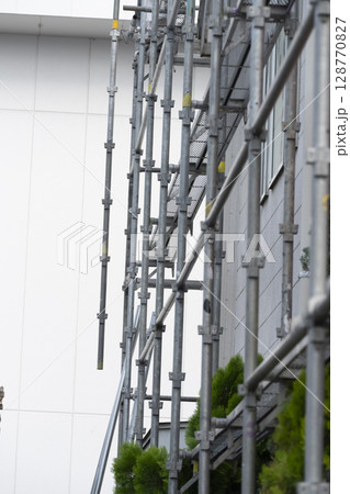 足場を組み立てる職人 足場を組み立てる職人 128770827