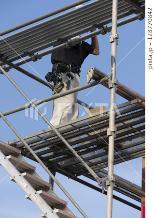 足場を組み立てる職人 128770842