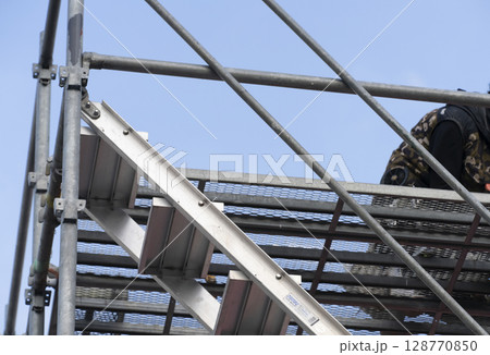 足場を組み立てる職人 128770850