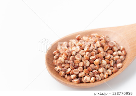 スプーンに載せたたかきび（ソルガム）のクローズアップ 128770959