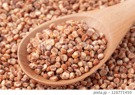 スプーンに載せたたかきび（ソルガム）のクローズアップ 128771450