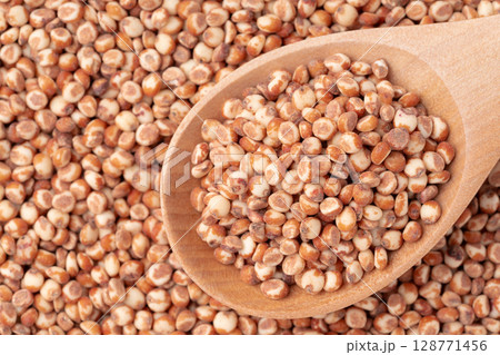 スプーンに載せたたかきび(ソルガム)のクローズアップ スプーンに載せたたかきび(ソルガム)のクローズアップ 128771456