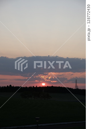 札幌のモエレ沼公園の夕陽 128772430