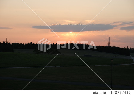 札幌のモエレ沼公園の夕陽 128772437