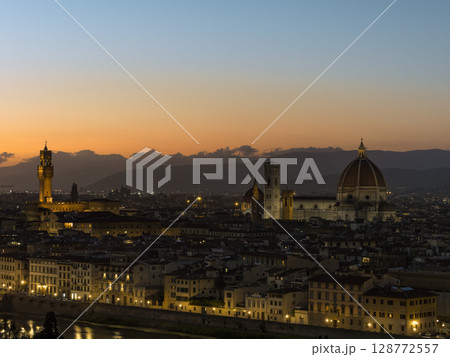 ミケランジェロ広場から望む黄昏のフィレンツェ / Florence, Italy ミケランジェロ広場から望む黄昏のフィレンツェ / Florence, Italy 128772557
