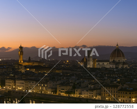 ミケランジェロ広場から望む夕暮れ時のフィレンツェ / Florence, Italy 128772558