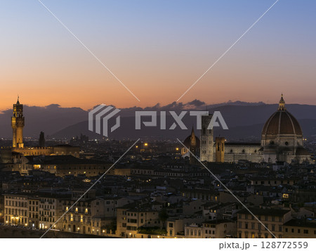 ミケランジェロ広場から望む黄昏時のフィレンツェ / Florence, Italy 128772559