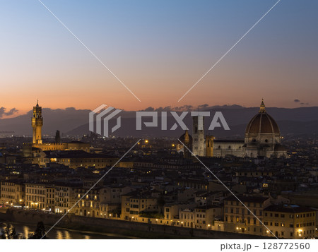 ミケランジェロ広場から望む夕暮れ時のフィレンツェ / Florence, Italy 128772560