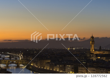 ミケランジェロ広場から望む黄昏のフィレンツェ / Florence, Italy 128772562