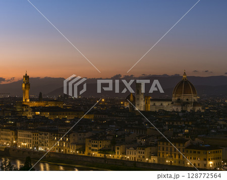 ミケランジェロ広場から望む夕暮れ時のフィレンツェ / Florence, Italy 128772564