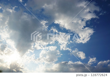 青空に広がる白い雲 128772624