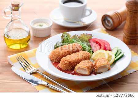 揚げたてクリームコロッケの洋食ランチプレート 揚げたてクリームコロッケの洋食ランチプレート 128772666