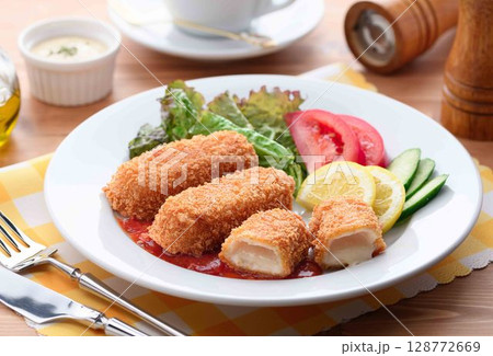 揚げたてクリームコロッケの洋食ランチプレート 揚げたてクリームコロッケの洋食ランチプレート 128772669