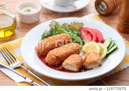 揚げたてクリームコロッケの洋食ランチプレート 128772670
