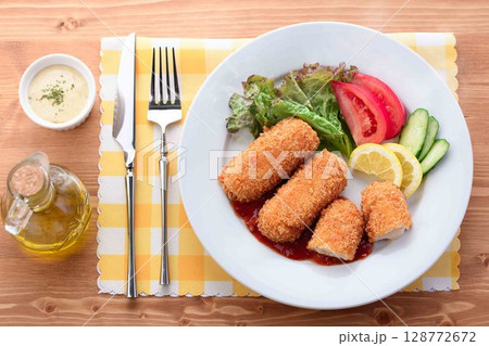 揚げたてクリームコロッケの洋食ランチプレート 128772672