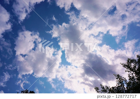 夏の空 雲に隠れる太陽の光 夏の空 雲に隠れる太陽の光 128772717