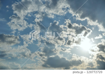 夏の空　雲に隠れる太陽の光 128772720