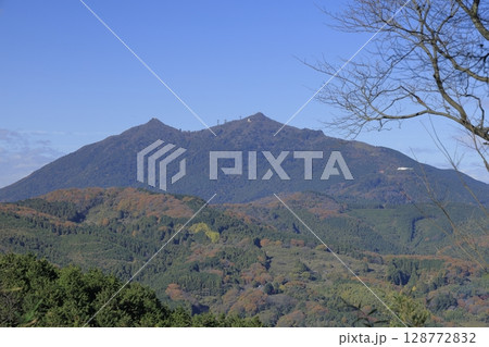 茨城県の晩秋の快晴の小町山（こまちやま）の山頂から望む、筑波山 128772832