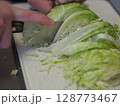 キャベツの千切りをする男性の手元 128773467