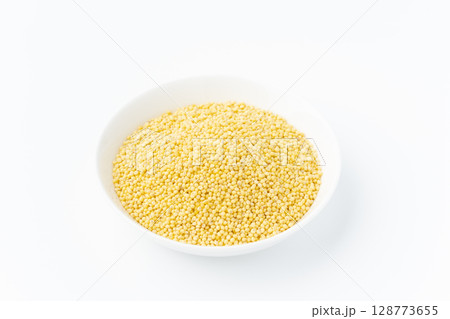 白背景にお皿に入ったもちきび 128773655