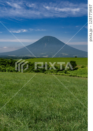 大草原の大地と羊蹄山 128773697