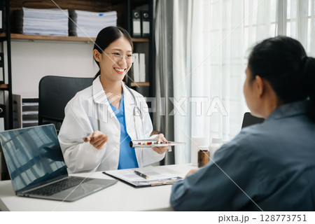 Doctors explain the use of medication to patients. healthcare and medical concept. 128773751