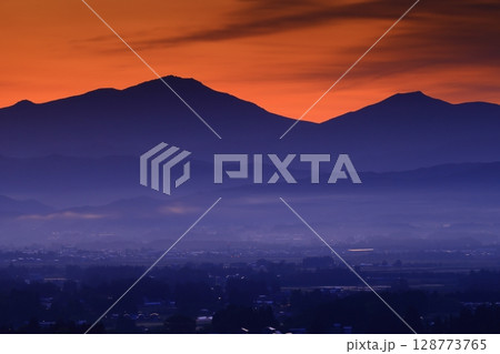 朝霧立つ田園風景 128773765