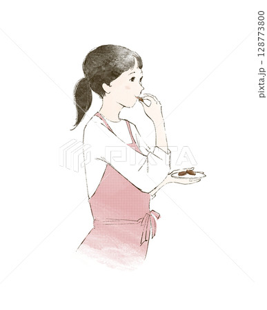 家事の合間にお菓子をつまむエプロン姿の女性 128773800