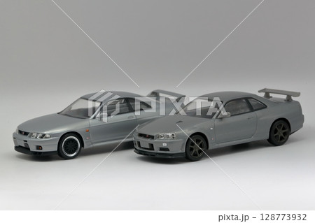並んだスポーツカー（歴代GTRのミニカー） 128773932