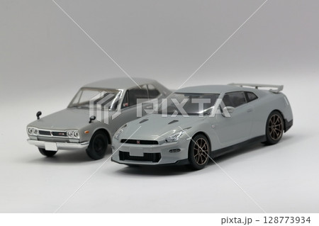 並んだスポーツカー（歴代GTRのミニカー） 128773934