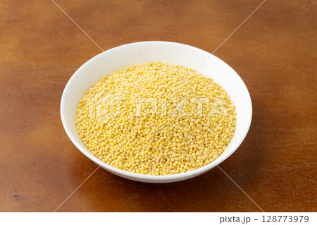 お皿に入ったもちきび 128773979