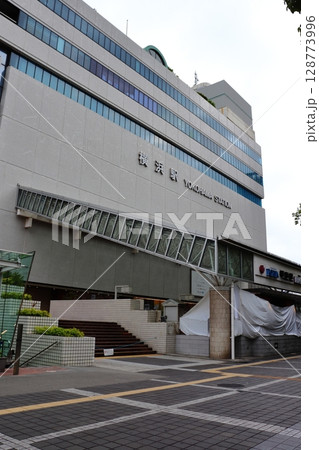 早朝の横浜駅東口の風景(無人) 早朝の横浜駅東口の風景(無人) 128773996