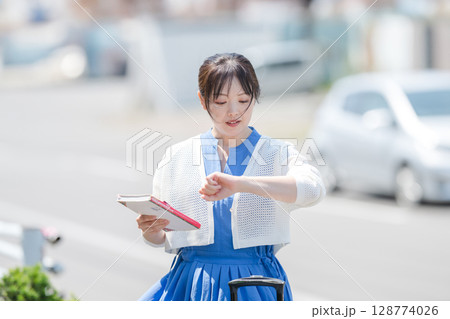 時間を気にする女性 128774026