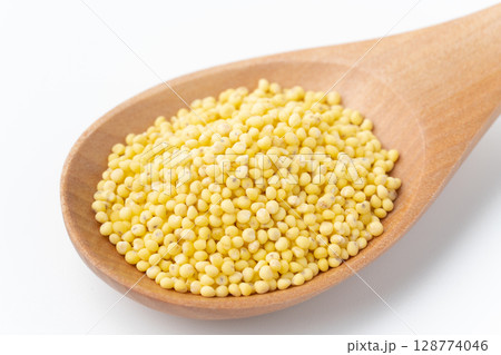 白背景にスプーンに載せたもちきびのクローズアップ 128774046