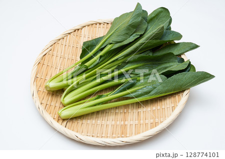 新鮮な小松菜をざるに盛った白背景の写真 新鮮な小松菜をざるに盛った白背景の写真 128774101